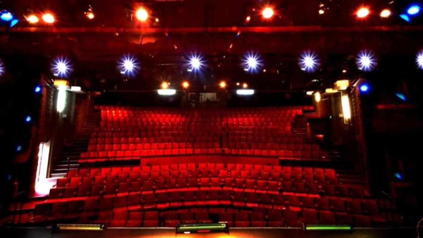 twelfth-night-theatre-seating-map-v0-k8iuledlgdha1-2992879321